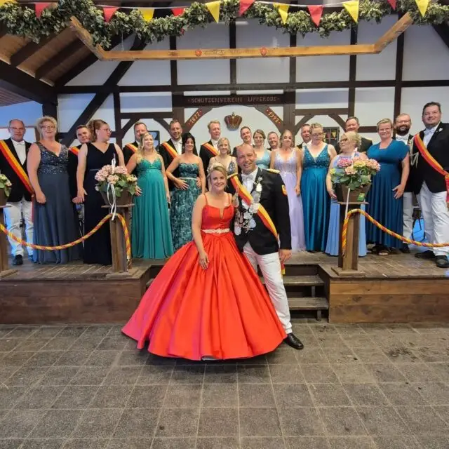 Mit dem morgigen Besuch beim Lippstädter Schützenverein nimmt unser neues Königspaar Frederik und Jenny Walter das erste Mal an einem Gastfest teil 🥳
"Fredde" sicherte sich am vergangenen Montag mit gezielten Schüssen die Königswürde in unserem Verein und regiert nun ein Jahr lang zusammen mit seiner Frau Jenny. Gemeinsam mit ihrem Hofstaat zeigten sie bereits in den ersten Stunden ihrer Regentschaft, mit wieviel Freude sie dieses Abenteuer angehen werden!
Wir freuen uns auf viele tolle und erlebnisreiche Momente mit euch 🍻

P.S.: Die Fotos vom Fest sind auf unsere Internetseite zu finden.