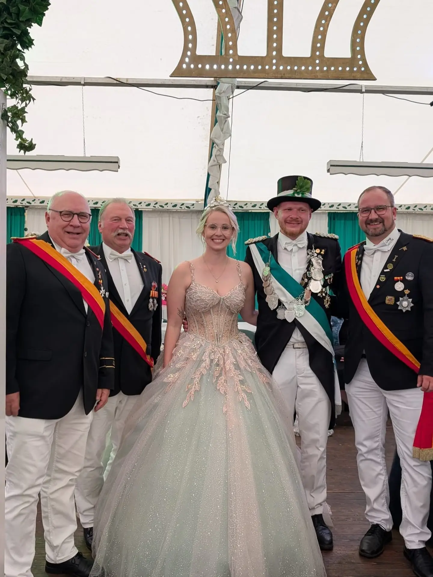 Connor Royle, Schütze unseres Vereins, hat heute mit dem 214.Schuss die Königswürde in Bökenförde errungen 👑
Wir wünschen ihm und seiner Königin Charline Weigel einen grandiosen Start in ein unvergessliches Jahr als Königspaar 🥳🍻