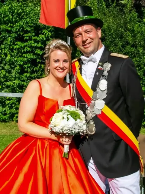 Unser Königspaar Frederik und Jenny Walter stehen schon in den Startlöchern für das Kreisschützenfest in Lipperbruch und freuen sich zusammen mit ihrem Hofstaat auf drei spannende Tage 🥳 

Damit diese Tage für unser Königspaar unvergesslich werden, wollen wir mit zahlreichen Schützen und Offizieren antreten 🎩🍻

Also Uniform rausholen, Hemden sowie Hosen bügeln und natürlich nicht vergessen die Schuhe zu putzen 😉 

Wir sehen uns am Wochenende!
